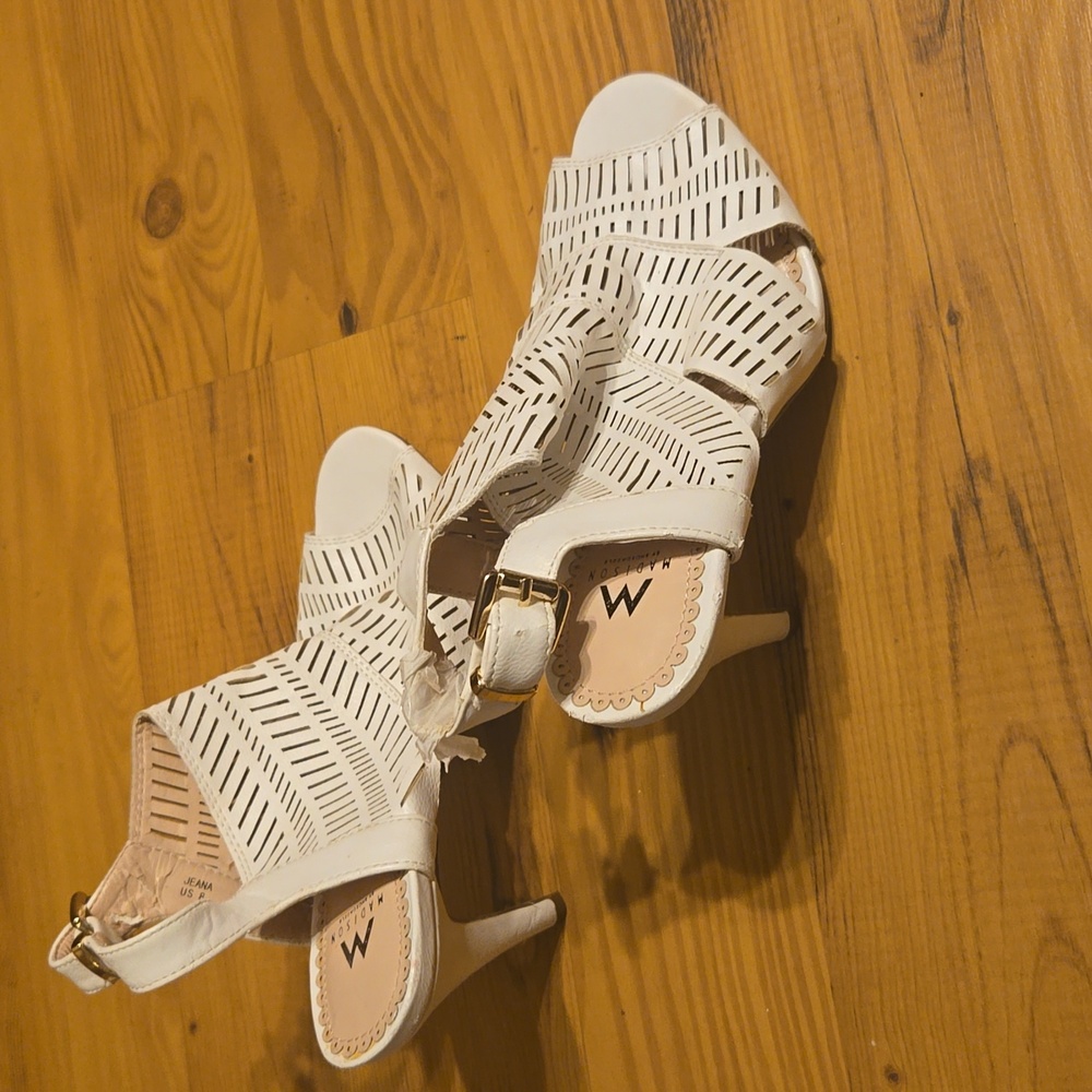 White sandal - Picture 2 of 3